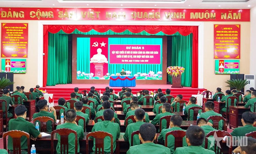 Sư đoàn 5 gặp mặt, động viên chiến sĩ mới có hoàn cảnh khó khăn